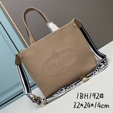 Улучшенная версия сумки Prada «PRADA» с лазерной гравировкой логотипа. Эта сумка