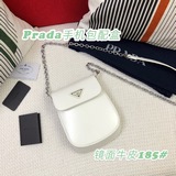 Новейшая ретро-сумка для мобильного телефона от Prada изготовлена из телячьей ко
