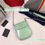 Новейшая ретро-сумка для мобильного телефона от Prada изготовлена из телячьей ко