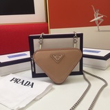 Популярная сумка Prada в форме треугольника, новая модель от Prada, миниатюрная 