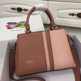 Новая сумка Prada из кожи быка с узором змеи, модель № 2038. Изготовлена из импо