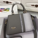 Новая сумка Prada из кожи быка с узором змеи, модель № 2038. Изготовлена из импо