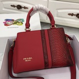 Новая сумка Prada из кожи быка с узором змеи, модель № 2038. Изготовлена из импо