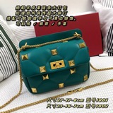 В оригинальной коробке Valent*** Garavani Roman Stud из кожи овцы.