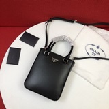 Рекомендуем мини-сумку Prada из новой коллекции. Она имеет квадратную форму, ком