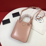 Рекомендуем мини-сумку Prada из новой коллекции. Она имеет квадратную форму, ком