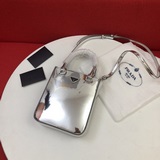 Рекомендуем мини-сумку Prada из новой коллекции. Она имеет квадратную форму, ком