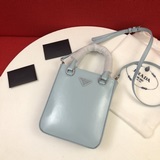 Рекомендуем мини-сумку Prada из новой коллекции. Эта сумка из блестящей кожи име