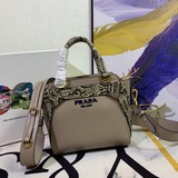 PRADA Новая модель： 5009 Модная и элегантная дамская сумка с ретро-шармом.
