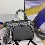PRADA Новая модель： 5009 Модная и элегантная дамская сумка с ретро-шармом.