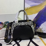 PRADA Новая модель： 5009 Модная и элегантная дамская сумка с ретро-шармом.