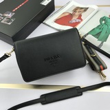 Официальный сайт представляет новую модель с откидной крышкой от Prada/PRADA - б