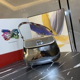 PRADA представляет новую коллекцию сумок Hobo весна-лето 2023, изготовленных из 