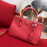 Новейшая сумка Prada из весенне-летней коллекции. Импортная кожа в сочетании с в