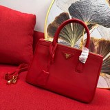 Новейшая весенняя коллекция сумок Prada. Импортная кожа в сочетании с высококаче