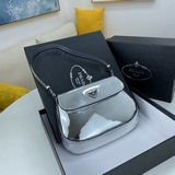 PRADA представляет новую коллекцию сумок Hobo весна-лето 2023, изготовленных из 