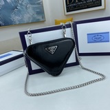 Популярная сумка Prada в форме треугольника, новая модель от Prada, миниатюрная 