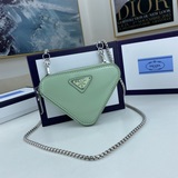 Популярная сумка Prada в форме треугольника, новая модель от Prada, миниатюрная 