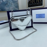 Популярная сумка Prada в форме треугольника, новая модель от Prada, миниатюрная 