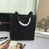 BG342 — эта сумка-тоут изготовлена из кожи Saffiano, которая является символом б