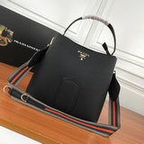 2670# Оригинальная сумка Prada из натуральной кожи с гравировкой и металлическим