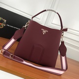 2670# Оригинальная сумка Prada из натуральной кожи с гравировкой и металлическим