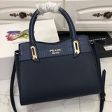 Новая модель Prada 9898 — популярная и модная сумка, которая подходит к любому н