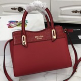 Новая модель Prada 9898 — популярная и модная сумка, которая подходит к любому н