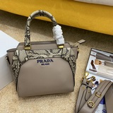 PRADA Новая модель： 5009 Модная и элегантная дамская сумка с ретро-шармом.