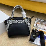PRADA Новая модель： 5009 Модная и элегантная дамская сумка с ретро-шармом.