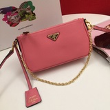Prada. Новейшая модель из импортной кожи с блестящим крестообразным узором и фур