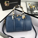 Подушка-сумка «Prada» с узором под кожу крокодила 1BA260#. Оригинальная кожа выс