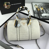Подушка-сумка «Prada» с крокодиловым узором 1BA260# из натуральной кожи отличает