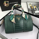 Подушка-сумка «Prada» с узором крокодила 1BA260# из натуральной кожи отличается 