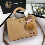 Новая модель Prada 1BA258 «Хит 2023 года» пользуется огромной популярностью, обл