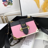 Prada/Прада – лидер продаж. Модель 1BD045 впервые представлена на подиуме, изгот