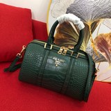 Подушка-сумка «Prada» с крокодиловым узором 1BA260# из натуральной кожи отличает