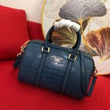Подушка-сумка «Prada» с крокодиловым узором 1BA260# из натуральной кожи отличает
