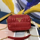 Новая коллекция сумок Prada с гофрированной поверхностью. Доступны сумки для фот