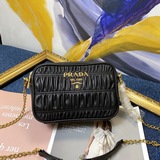 Новая коллекция сумок Prada с гофрированной поверхностью. Доступны сумки для фот