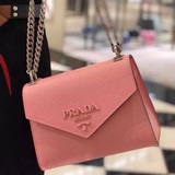 Prada 18 новая модель сумки-конверта с треугольной крышкой и ремешком через плеч