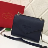 Prada 18 новая модель сумки-конверта с треугольной крышкой и ремешком через плеч