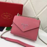 Prada 18 новая модель сумки-конверта с треугольной крышкой и ремнем через плечо,