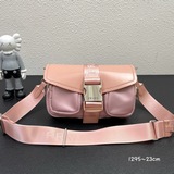 Prada 2023 весенняя коллекция модных сумок в стиле мотоциклетных сумок из гладко