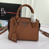 BA269 изготовлен из импортной кожи Saffiano, оснащен съемными и регулируемыми ко
