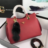 Новая модель Prada 1813 «Хит 2023 года» пользуется огромной популярностью. Она п