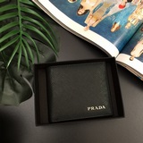Новейшая модель мужского кошелька PRADA, представленная в официальном магазине, 