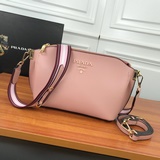 Модель 2091# Сумка Prada через плечо с двумя ремнями. Помимо яркого цвета, она о