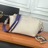 Модель 2091# Сумка Prada через плечо с двумя ремнями. Помимо яркого цвета, она о