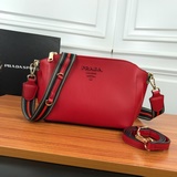 Модель 2091# Сумка Prada через плечо с двумя ремнями. Помимо яркого цвета, она о